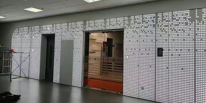 沖孔鋁單板廠家哪家好？24年源頭廠家教你怎么選